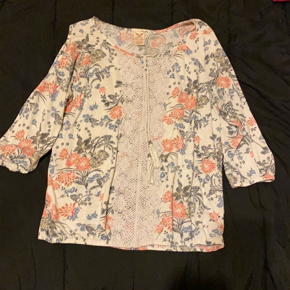 Off the shoulder quarter sleeve shirt.